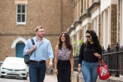 DSPI students walking along the pavement near Barnett House